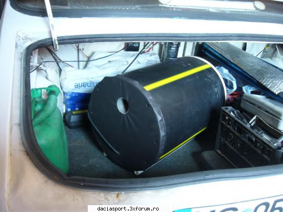 dacia sport MS-05-KZR - o poza cu spatele subwooferului,unde i-am pus o - Dacia Sport tuning